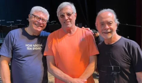 Ivan Lins visita Espaço da Valer Teatro durante passagem por Manaus