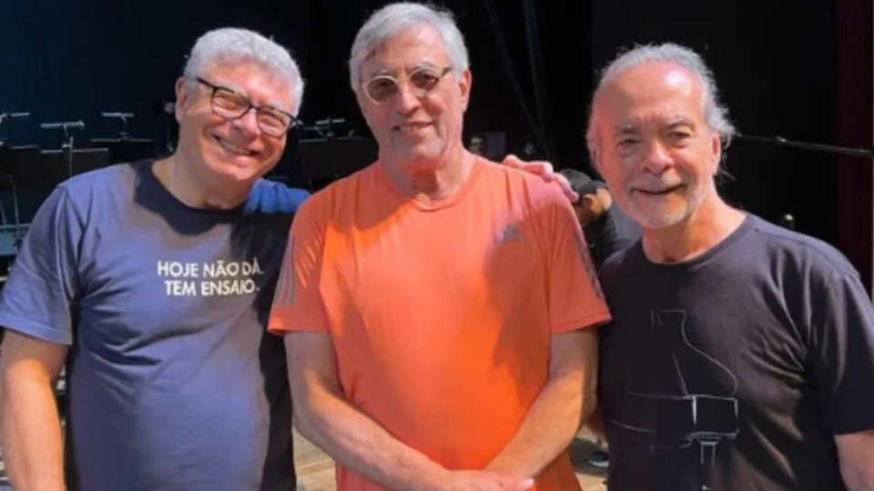 Ivan Lins visita Espaço da Valer Teatro durante passagem por Manaus