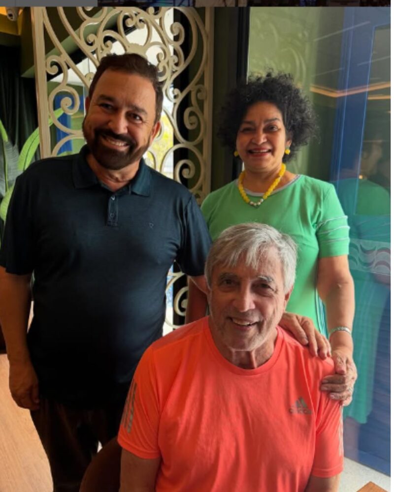 Ivan Lins visita Espaço da Valer Teatro durante passagem por Manaus