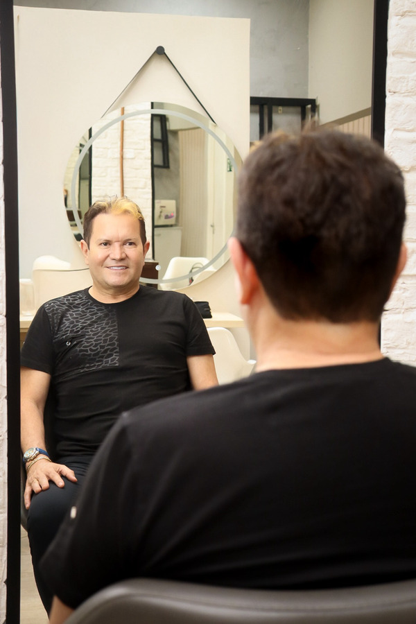 Ximbinha resgata topete loiro e anuncia nova fase com videoclipe em São Paulo