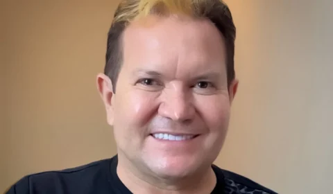 Ximbinha resgata topete loiro e anuncia nova fase com videoclipe em São Paulo