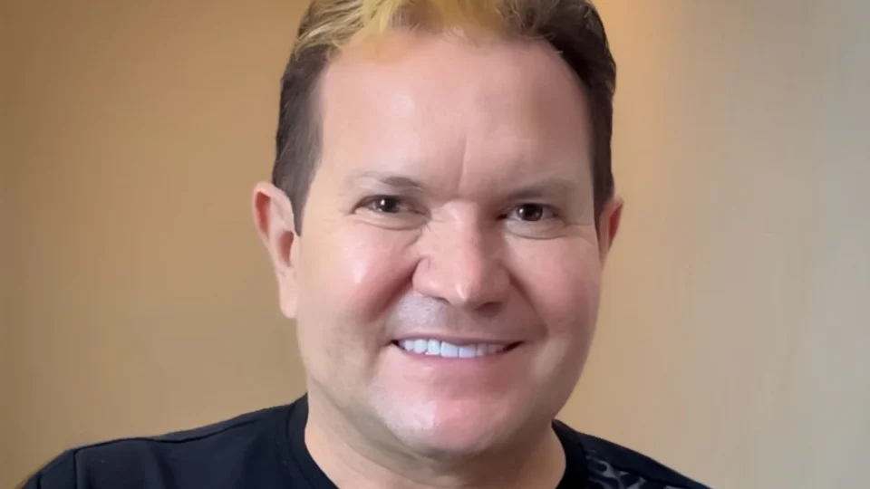 Ximbinha resgata topete loiro e anuncia nova fase com videoclipe em São Paulo