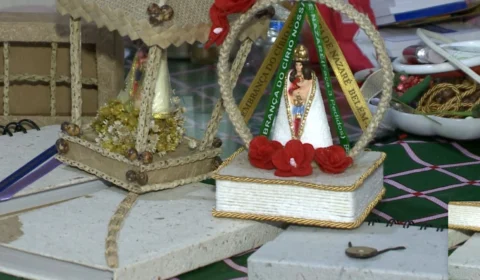 Artesãos de Belém transformam papel descartado em peças de artesanato.