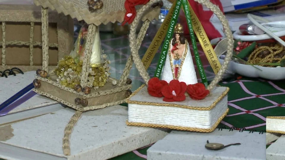 Artesãos de Belém transformam papel descartado em peças de artesanato.