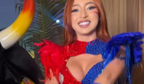 Ruivinha de Marte exibe look inspirado em Caprichoso e Garantido