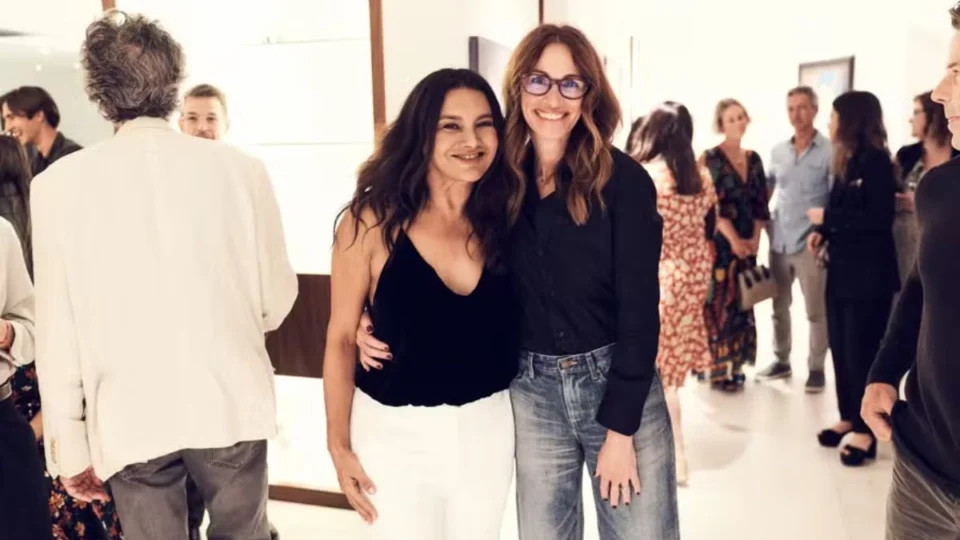 Dira Paes encontra Julia Roberts em Hollywood durante divulgação do filme “Manas”