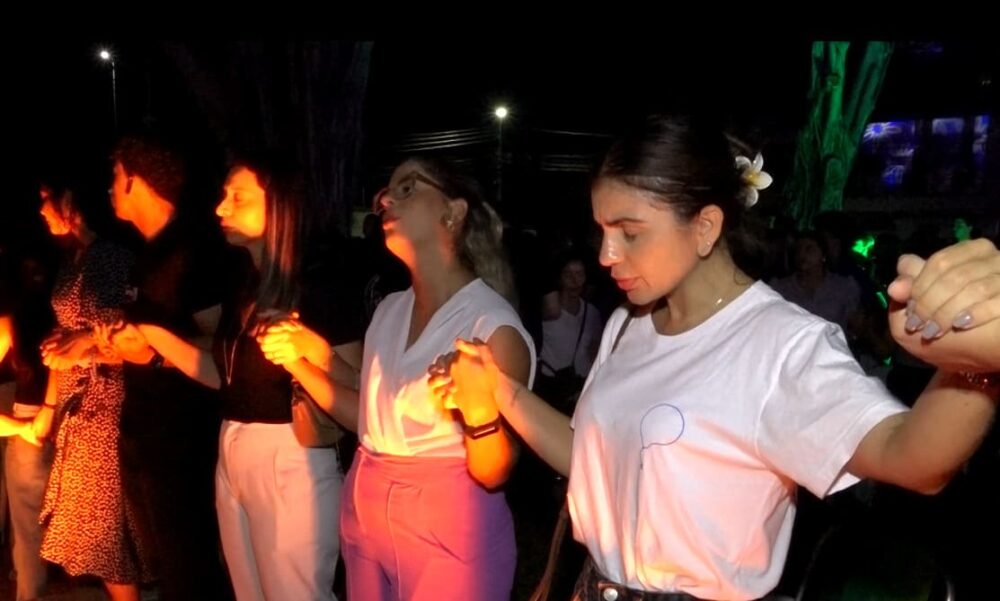 Jovens se reúnem em noite de fé no Terço que antecede o Círio de Nazaré em Manaus