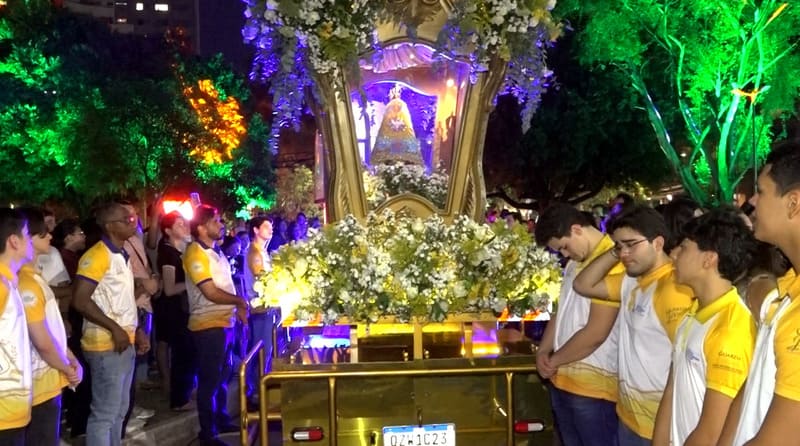 Jovens se reúnem em noite de fé no Terço que antecede o Círio de Nazaré em Manaus