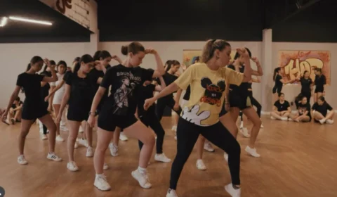 Bailarinas de Manaus abrem jogo da NBA em Miami e levam a dança amazônica ao palco internacional