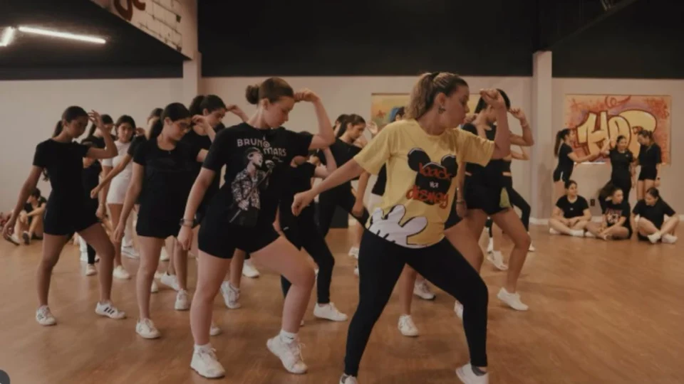 Bailarinas de Manaus abrem jogo da NBA em Miami e levam a dança amazônica ao palco internacional