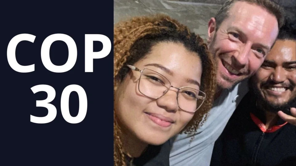 Chris Martin, do Coldplay, é flagrado comprando açaí em Belém antes do Global Citizen Festival