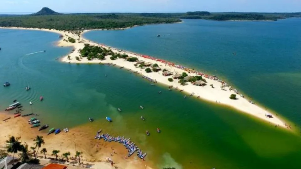 Alter do Chão supera Fernando de Noronha e é eleita a praia mais bonita do Brasil