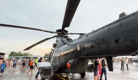 Domingo Aéreo atrai milhares de pessoas à Base Aérea de Manaus mesmo sob forte chuva