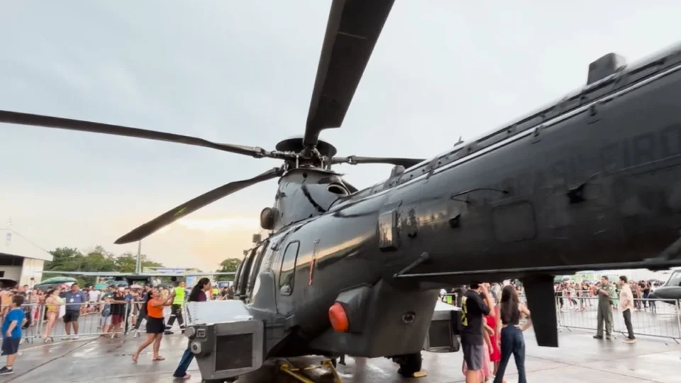 Domingo Aéreo atrai milhares de pessoas à Base Aérea de Manaus mesmo sob forte chuva