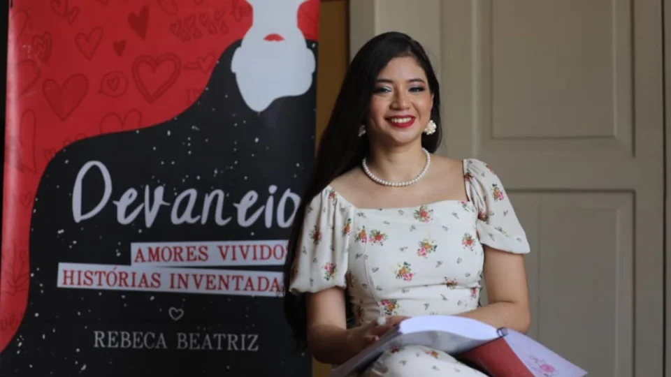 Autora amazonense Rebeca Beatriz lança ‘Devaneio’ com tarde de autógrafos em Manaus