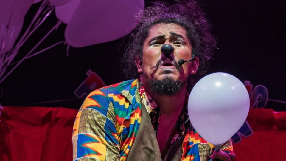 Festival de Teatro da Amazônia traz espetáculos solo de palhaçaria no palco do Teatro Amazonas