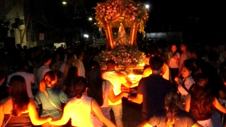 Jovens se reúnem em noite de fé no Terço que antecede o Círio de Nazaré em Manaus