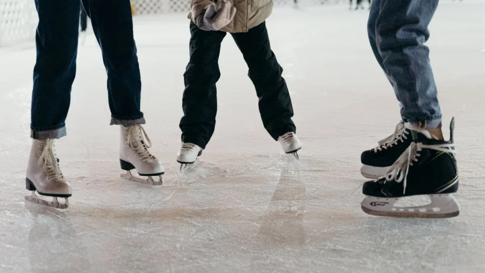 Manaus vai ganhar pista de patinação no gelo na decoração natalina da Ponta Negra