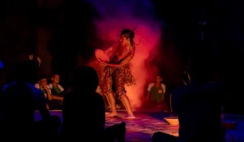 Espetáculo “Mojubá”, da Café Preto Produções, celebra a força do teatro negro no palco do Teatro Amazonas