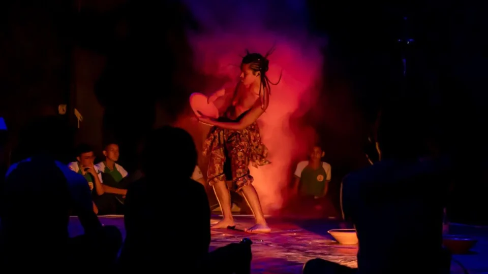 Espetáculo “Mojubá”, da Café Preto Produções, celebra a força do teatro negro no palco do Teatro Amazonas