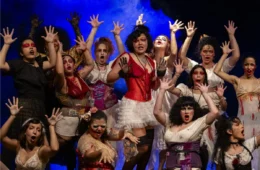 ‘Cabaré Chinelo’ estreia no palco do Teatro Amazonas com performance vibrante