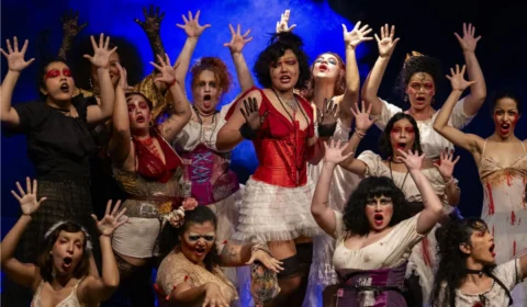 ‘Cabaré Chinelo’ estreia no palco do Teatro Amazonas com performance vibrante