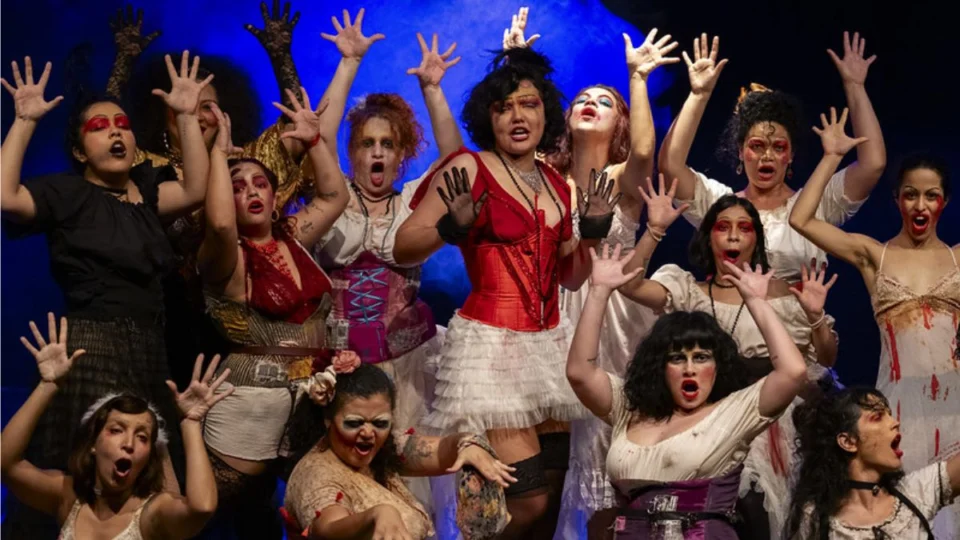 ‘Cabaré Chinelo’ estreia no palco do Teatro Amazonas com performance vibrante