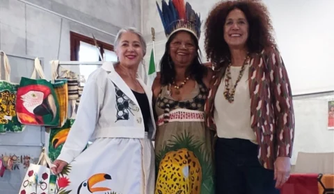 Cacique Sandra Munduruku conduz workshop de biojoias em Universidade na Itália.