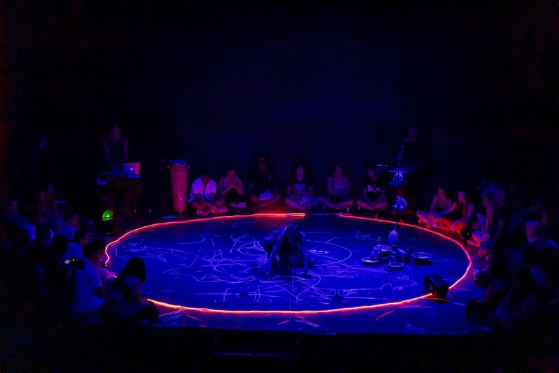 Espetáculo “Mojubá”, da Café Preto Produções, celebra a força do teatro negro no palco do Teatro Amazonas