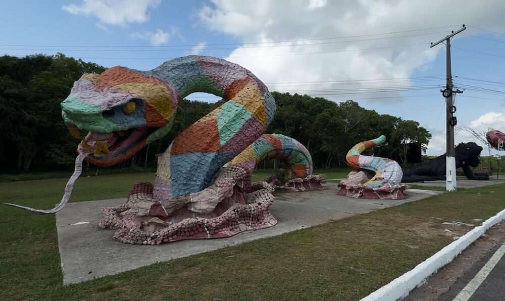 Parintins transforma lixo em arte enquanto debate futuro da água no Amazonas