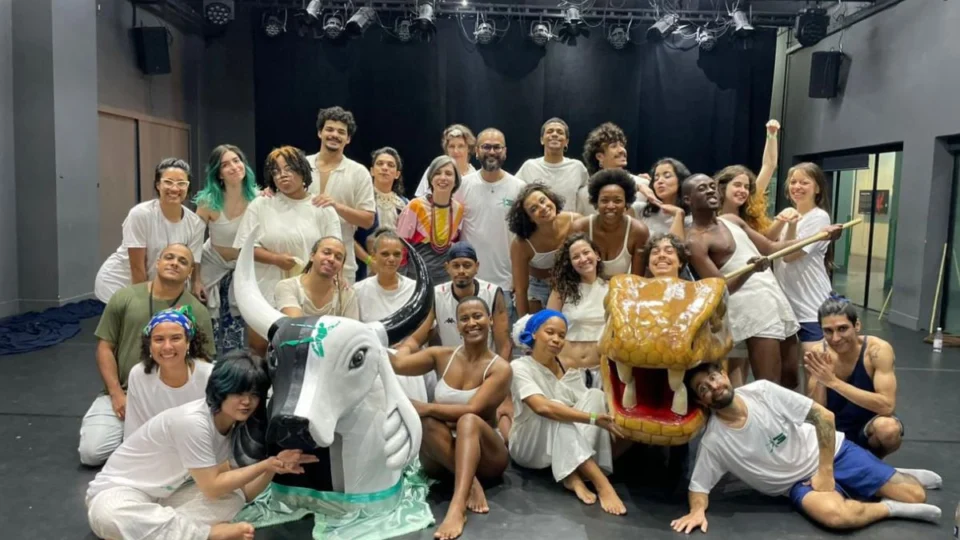 Coreógrafo amazonense leva o boi-bumbá à São Paulo e emociona com espetáculo que une os bois.