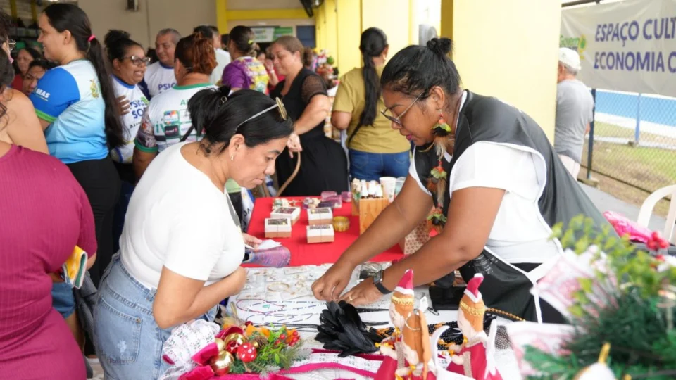 Feira de Economia Criativa ganhou clima natalino e movimenta vendas durante o Governo Presente