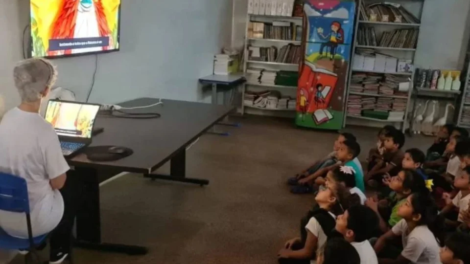 Cine Mitos da Amazônia encerra outubro com ação cultural para crianças no Ariaú, em Iranduba