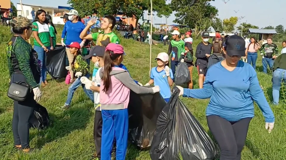 Mutirão no Lago Macorani reúne mais de 200 voluntários e reforça alerta ambiental em Parintins