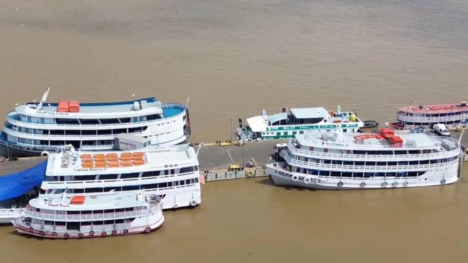 Parintins transforma lixo em arte enquanto debate futuro da água no Amazonas