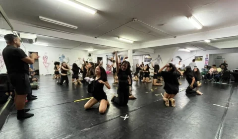 Integrantes do Liceu Cláudio Santoro revivem tradições amazônicas no espetáculo “Rede de Memórias”