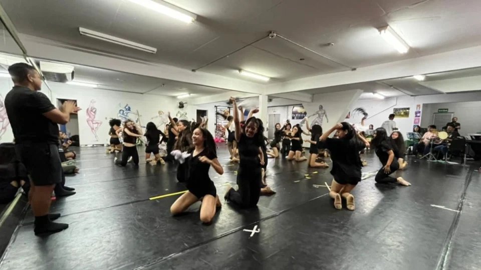 Integrantes do Liceu Cláudio Santoro revivem tradições amazônicas no espetáculo “Rede de Memórias”