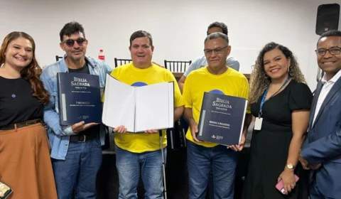 Biblioteca Pública recebe exemplar integral da Bíblia em Braille em cerimônia oficial