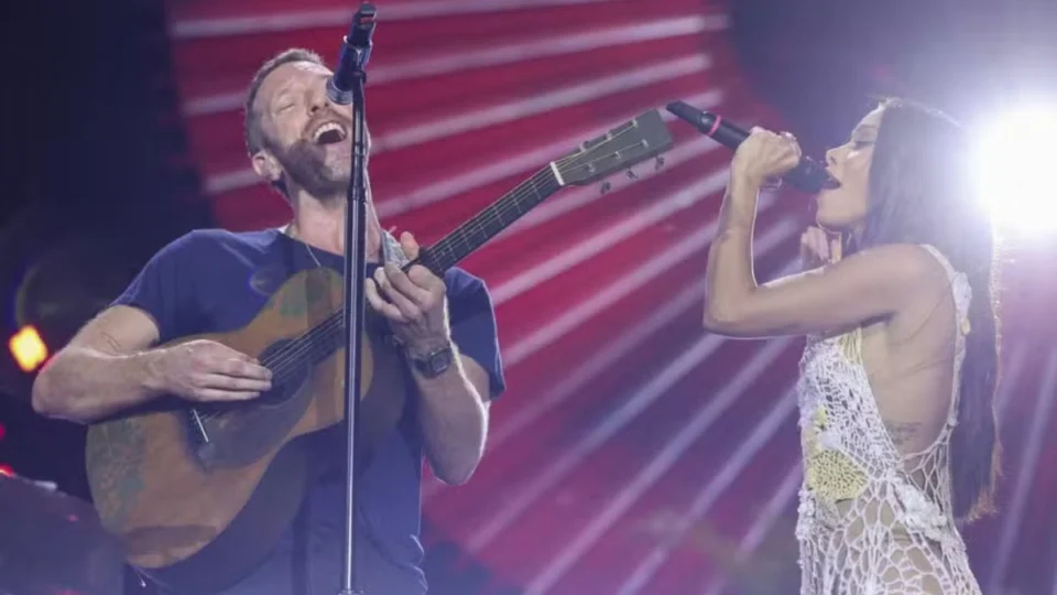 Chris Martin foi destaque do Global Citizen ao lado de Anitta e Seu Jorge.