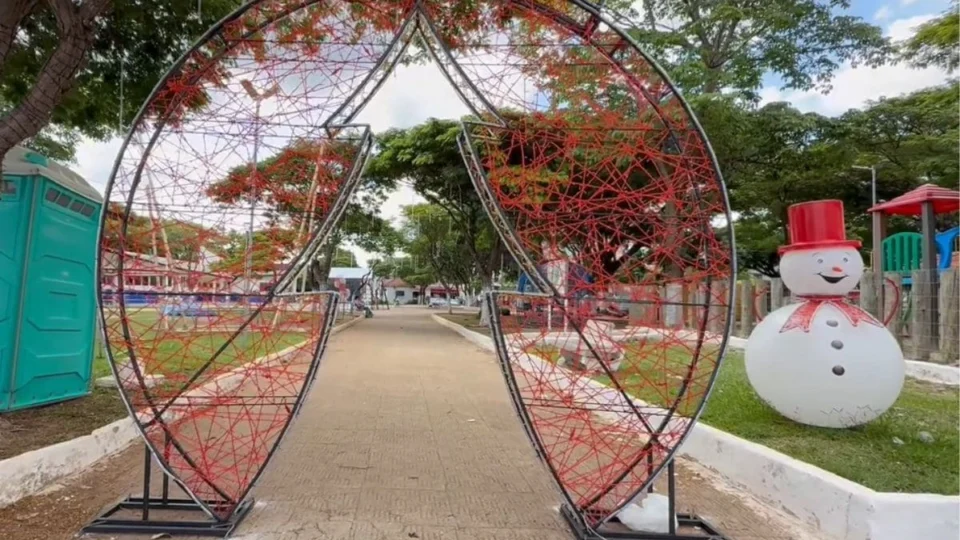 Praça Nossa Senhora Aparecida ganha cenário natalino especial e iluminação renovada