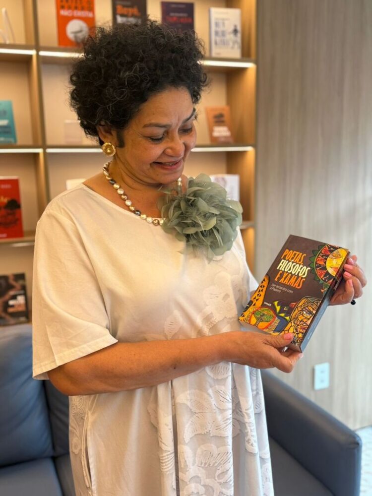 Neiza Teixeira com livro, “Poetas, Filósofos e Xamãs”, reforça voz da Amazônia na COP 30