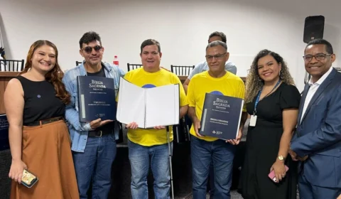 Biblioteca do Amazonas recebe doação de Bíblia em Braile.