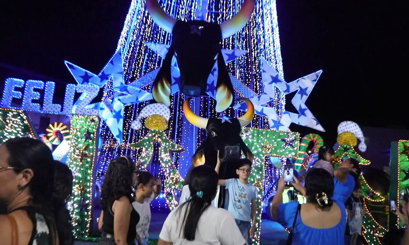 Caprichoso inaugura Complexo Natalino e transforma o Curral Zeca Xibelão em cenário de luz 