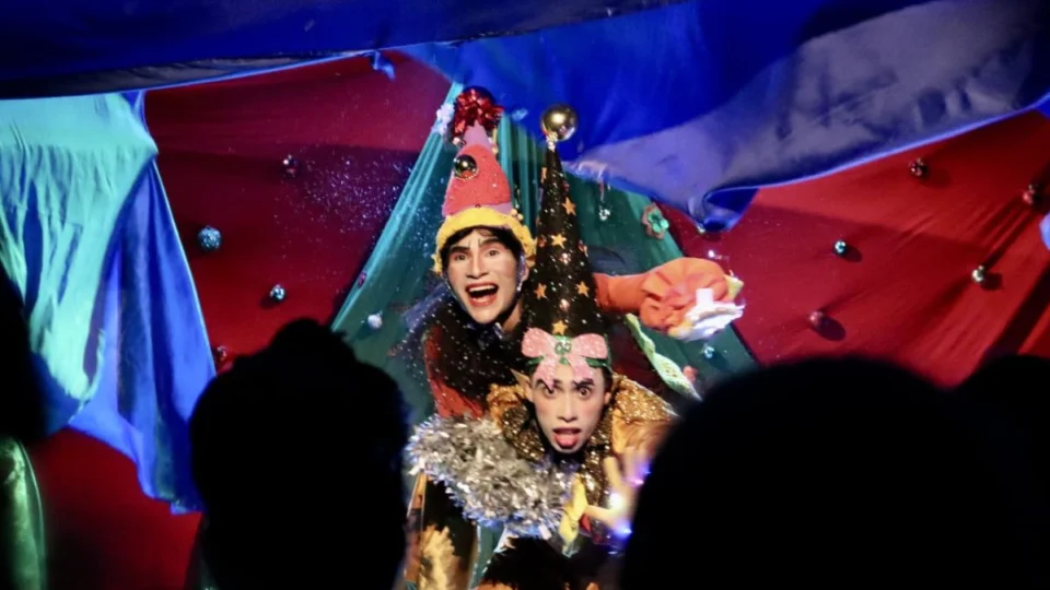 Espetáculo “Vovó Natalina” encanta Manaus com história cheia de magia no Parque Rio Negro