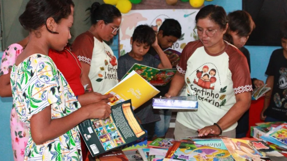 Projeto “Cantinho Literário” amplia acesso à leitura e reforça identidade cultural de crianças ribeirinhas em Alvarães