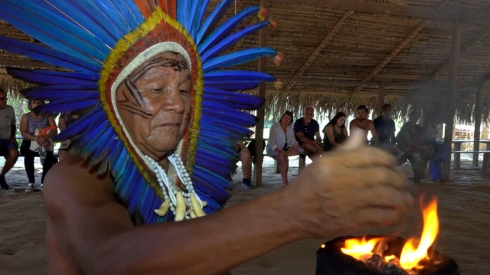 Safári amazônico transforma passeio em imersão cultural no coração da floresta
