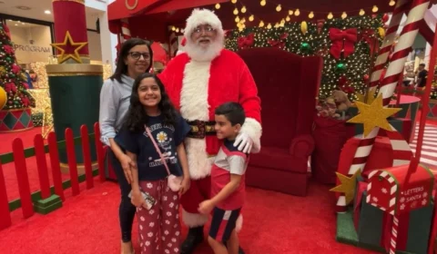 Conheça o Papai Noel que mantém a magia do Natal viva o ano inteiro