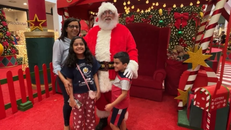 Conheça o Papai Noel que mantém a magia do Natal viva o ano inteiro