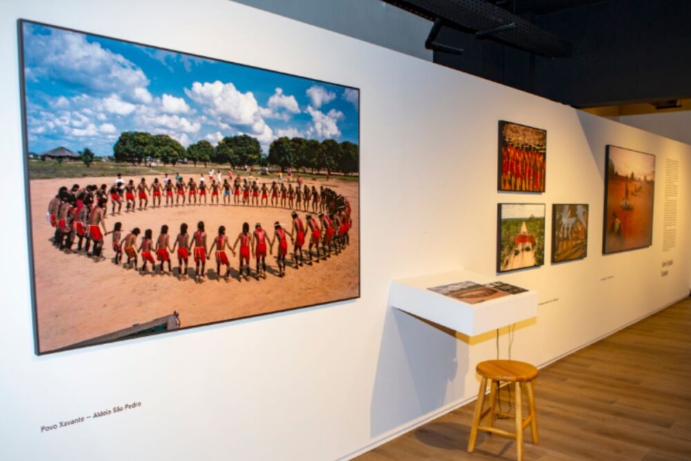 Exposição em Belém reúne fotografias de Hiromi Nagakura em viagens com Ailton Krenak