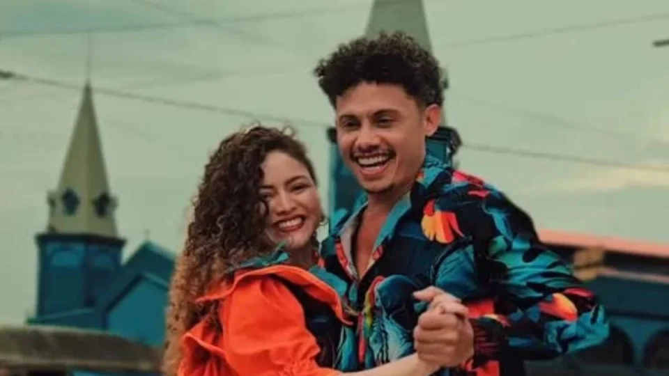 Thais Souza e Silvero Pereira viralizam ao dançar brega no Ver-o-Peso em Belém